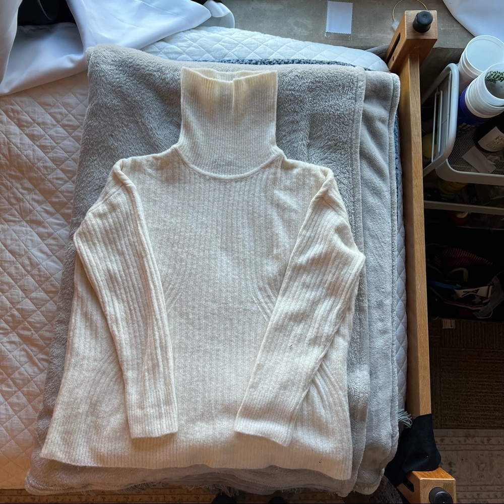 Saks Fifth Avenue XS White Turtleneck Sweater
